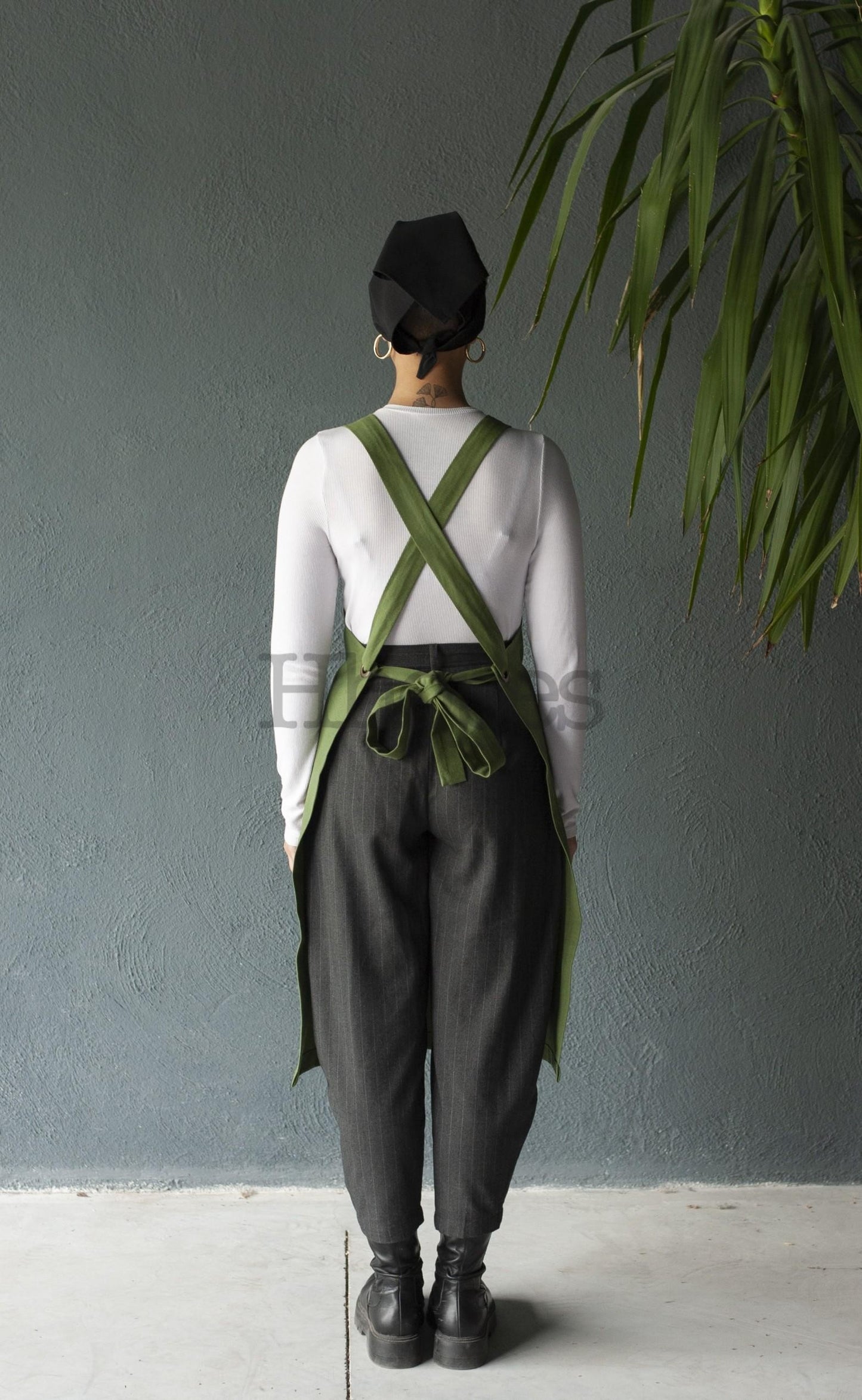 cross-back professional apron in green