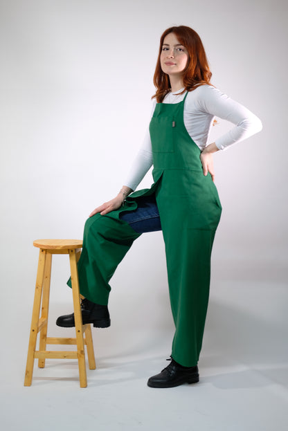 Side view showing multiple pockets on green craftsman apron.