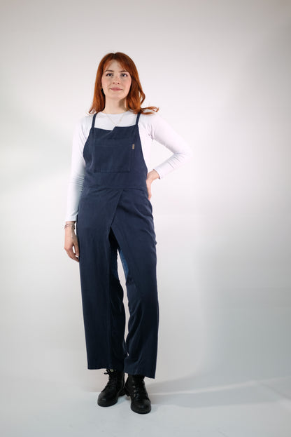  Detail shot of chest pocket on navy artist apron.