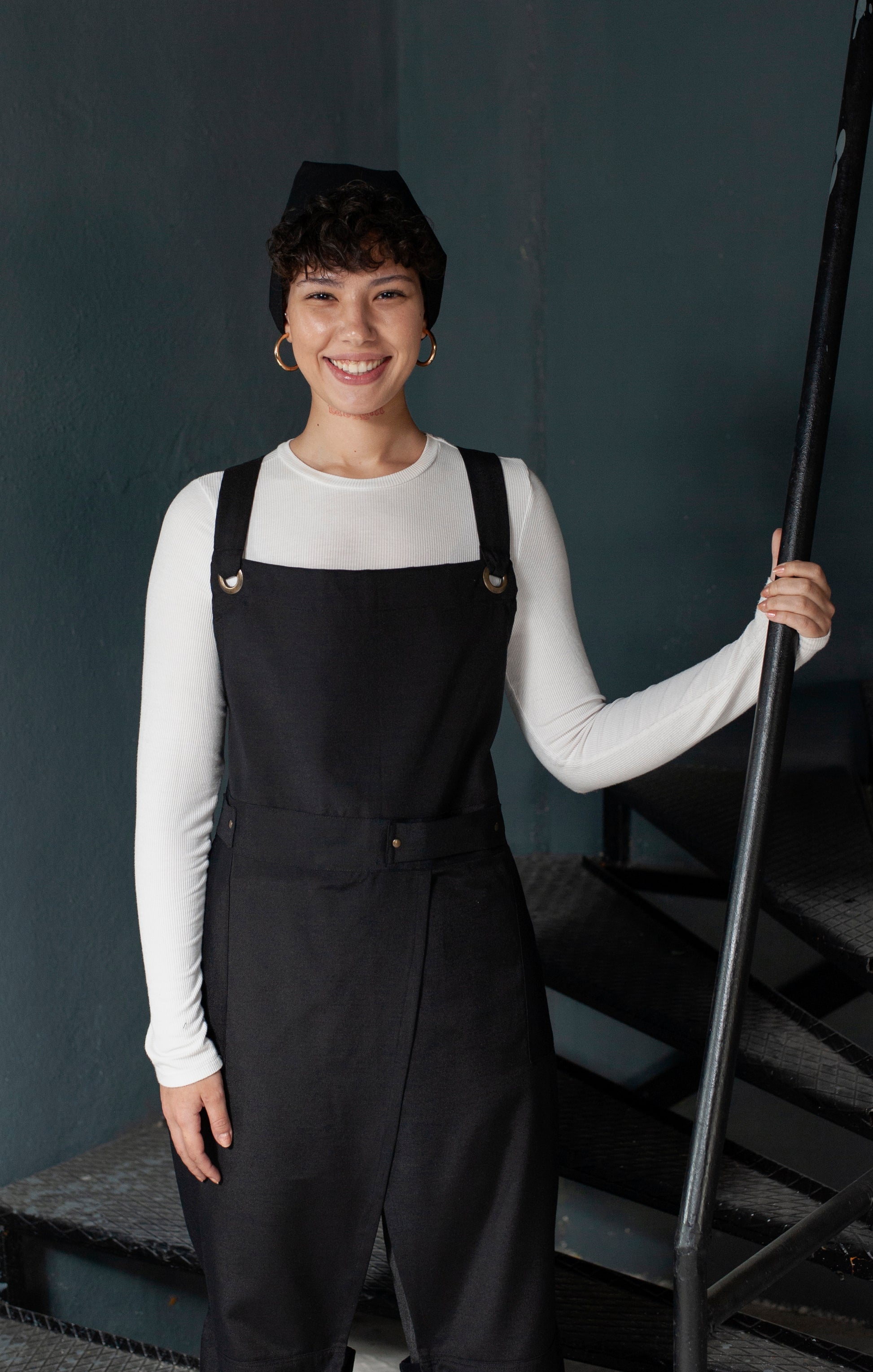 bionic-finish artist apron with pockets